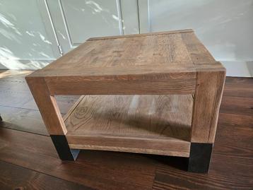 Houten salon/bijzettafel (60x60x40) beschikbaar voor biedingen