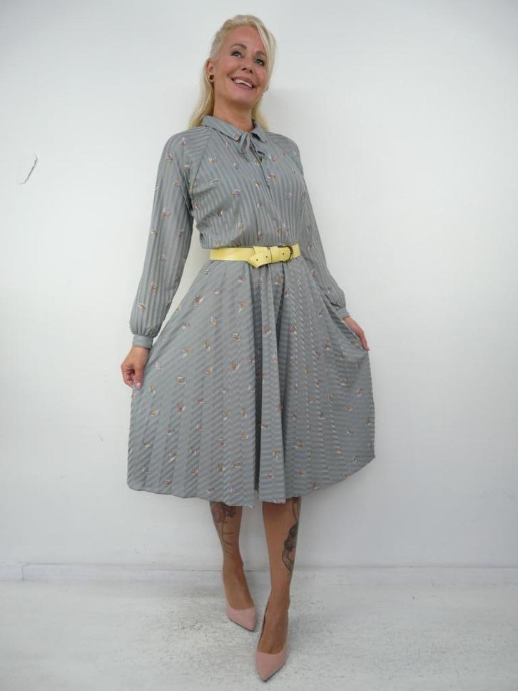 *Abfab Vintage Lichtgrijze Jurk uit Zweden M*, Kleding | Dames, Jurken, Zo goed als nieuw, Maat 38/40 (M), Grijs, Knielengte, Ophalen of Verzenden