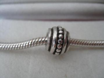 Pandora bedel met bolletjes rand beschikbaar voor biedingen