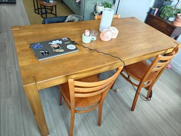Houten eettafel met 4 stoelen beschikbaar voor biedingen