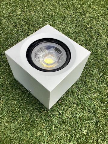 Opbouwspot. 12cmx12 cm wit beschikbaar voor biedingen