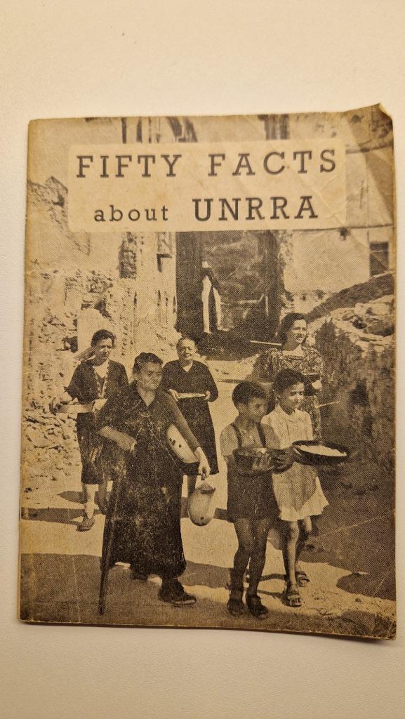 Historische  UNRRA folder uit 1945, Verzamelen, Overige Verzamelen, Gebruikt, Ophalen of Verzenden