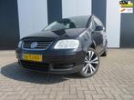 Volkswagen Touran 1.6-16V FSI Business, Auto's, Stof, Zwart, 4 cilinders, 116 pk
