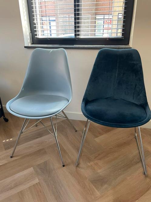 Twee leuke eettafelstoelen in blauwtinten, Huis en Inrichting, Stoelen, Gebruikt, Twee, Stof, Blauw, Ophalen