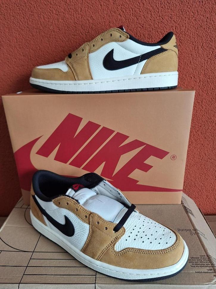 AIR JORDAN 1 LOW "SAIL AND GOLDEN HARVEST" (2025) - maat 44½, Kleding | Heren, Schoenen, Nieuw, Sneakers of Gympen, Overige kleuren
