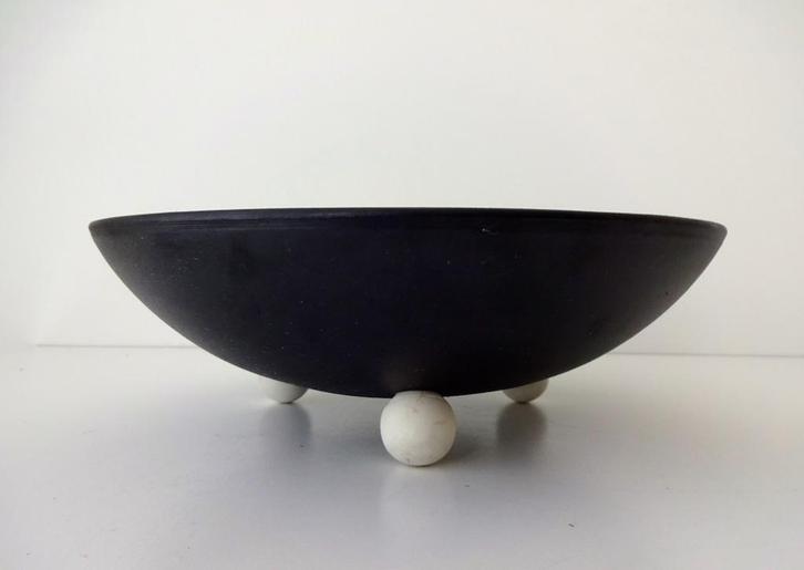 Keramiek ronde schaal zwart Mobach Jan des Bouvries 3601-s, Antiek en Kunst, Antiek | Keramiek en Aardewerk, Ophalen of Verzenden