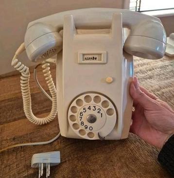 Vintage PTT Ericsson wandtelefoon beschikbaar voor biedingen