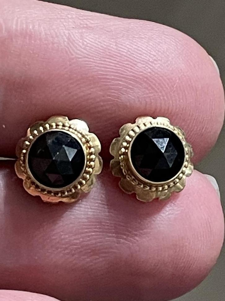 Antieke oorstekers met granaat, Sieraden, Tassen en Uiterlijk, Antieke sieraden, Oorbellen, Goud, Ophalen of Verzenden