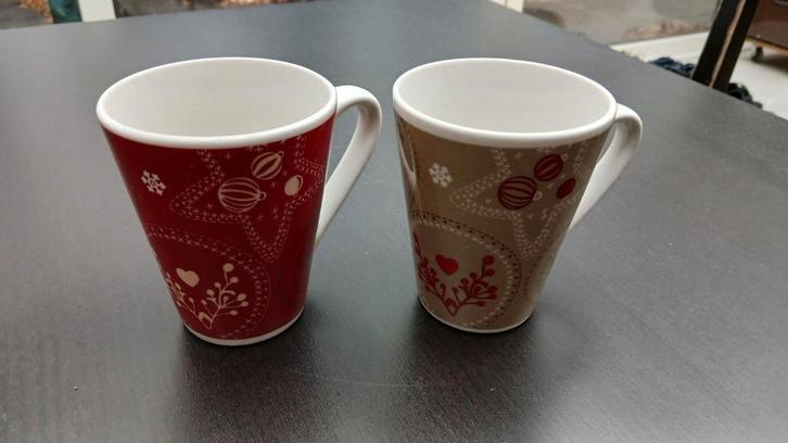 Set van 2 kerstmokken, Huis en Inrichting, Keuken | Servies, Zo goed als nieuw, Kop(pen) en/of Schotel(s), Overige stijlen, Aardewerk