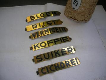 6 oude metalen naamplaatjes van voorraadbussen koffie enz. beschikbaar voor biedingen