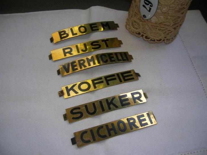 6 oude metalen naamplaatjes van voorraadbussen koffie enz., Antiek en Kunst, Curiosa en Brocante, Ophalen of Verzenden