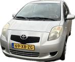 Toyota Yaris 1.3 16V Vvt-i 3DR 2007 Zilvergrijs met trekhaak, Auto's, Voorwielaandrijving, Stof, 4 cilinders, 995 kg