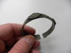 Romeinse gedecoreerde zwaar zilveren armband bodemvondst, Ophalen of Verzenden, Zilver, Armband