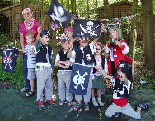 Piraten verkleedkist te huur voor kinderverjaardag 8 kin  €6, Kinderen en Baby's, Carnavalskleding en Verkleedspullen, Zo goed als nieuw