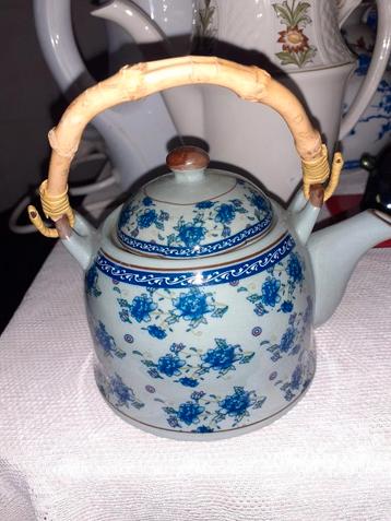 Leuk porseleinen theepotje beschikbaar voor biedingen