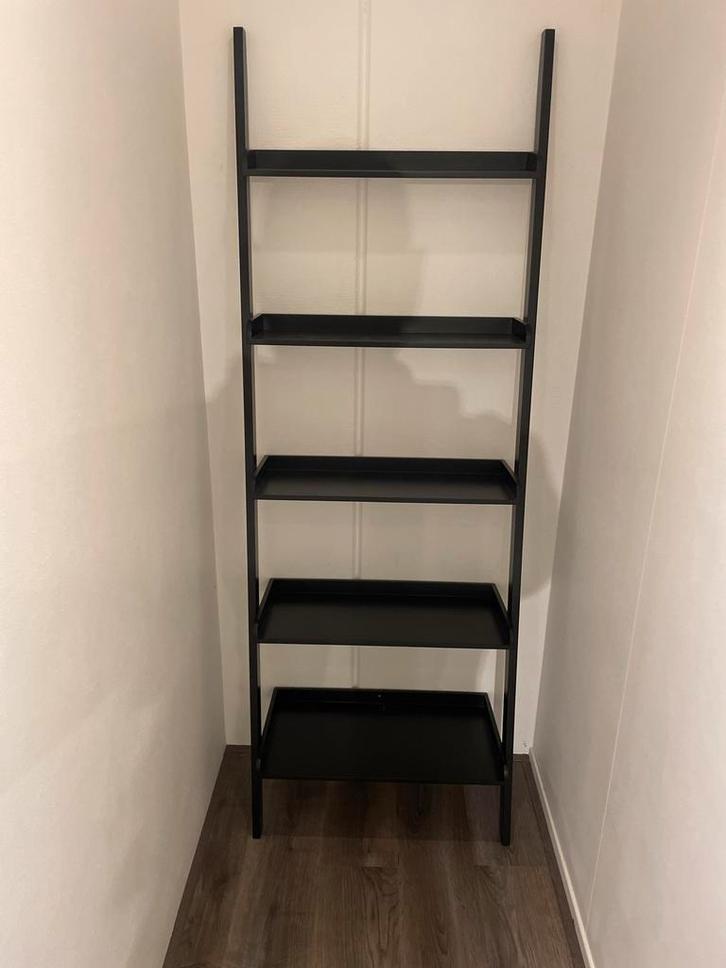 Zwarte ladderkast met 5 planken, Huis en Inrichting, Kasten | Stellingkasten, Zo goed als nieuw, Ophalen