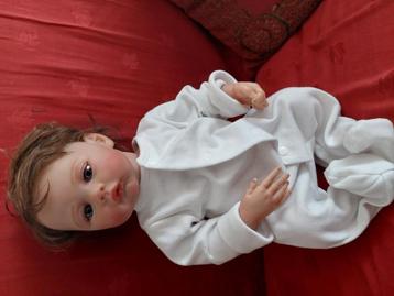 Schattige babypop beschikbaar voor biedingen