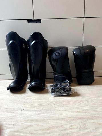 Bokshandschoenen en scheenbeschermers (ongebruikt)! beschikbaar voor biedingen
