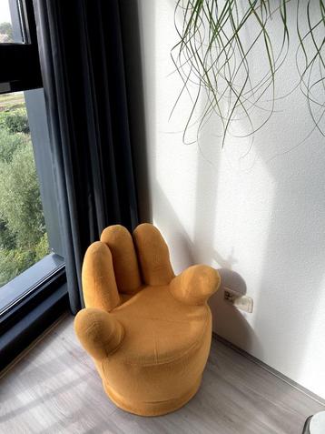 Jaren 90 design kinderstoel ‘Hand’ beschikbaar voor biedingen