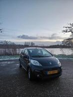 Peugeot 107 1.0 12V 5DR 2013 Zwart, Auto's, Voorwielaandrijving, Euro 5, Stof, Zwart
