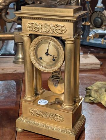 Kleine antieke vuurvergulde bronzen kollom pendule 36 cm.  beschikbaar voor biedingen
