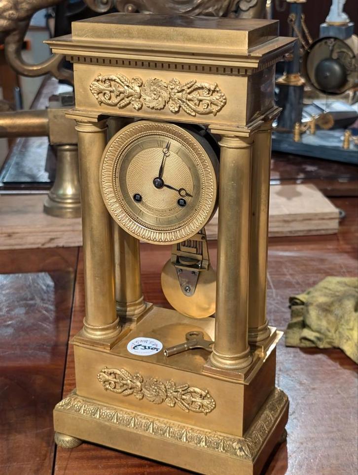 Kleine antieke vuurvergulde bronzen kollom pendule 36 cm., Antiek en Kunst, Antiek | Klokken, Ophalen