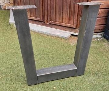 Stalen onderstel voor eettafel beschikbaar voor biedingen