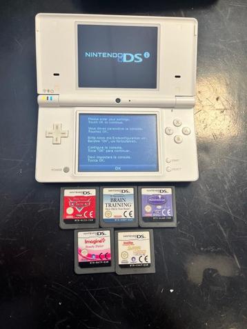 Nintendo DSi Wit + 5 Spellen, Lader en Beschermhoes beschikbaar voor biedingen