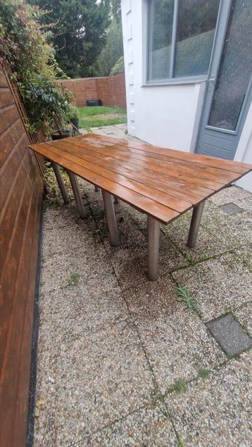 grote tuintafel beschikbaar voor biedingen