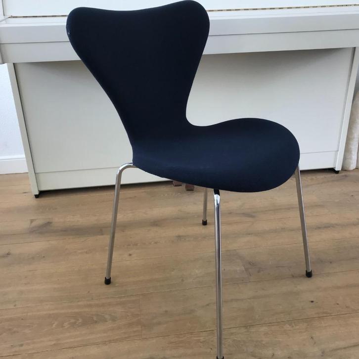 Fritz Hansen 3107 vlinder stoel gestoffeerd stof, Huis en Inrichting, Stoelen, Gebruikt, Eén, Stof, Blauw, Ophalen