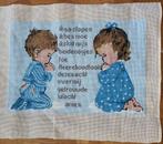 2 biddende kleuters (geborduurd), Ophalen of Verzenden, Nieuw, Handborduren, Overige typen