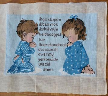 2 biddende kleuters (geborduurd) beschikbaar voor biedingen