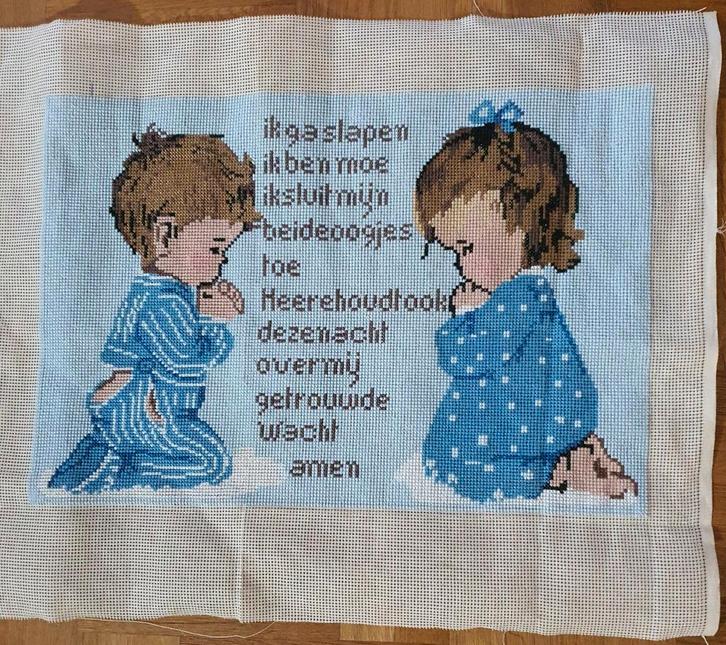 2 biddende kleuters (geborduurd), Hobby en Vrije tijd, Borduren en Borduurmachines, Nieuw, Overige typen, Handborduren, Ophalen of Verzenden