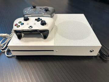 Xbox One S 1TB + 2 controllers – Zo goed als nieuw !!! beschikbaar voor biedingen