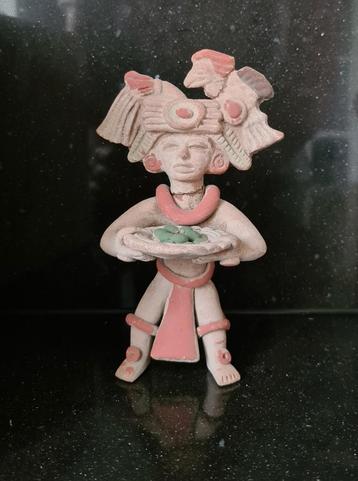 Beeldje van een pre-Spaanse figuur in Jaina Maya-stijl, klei beschikbaar voor biedingen