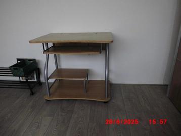BUREAUTAFEL MET WIELTJES GRATIS OP TE HALEN GRAAG ZSM beschikbaar voor biedingen