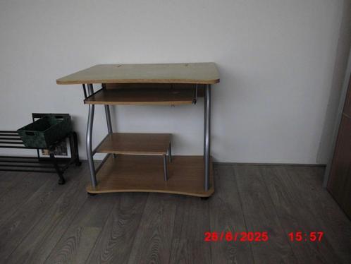 BUREAUTAFEL MET WIELTJES GRATIS OP TE HALEN GRAAG ZSM, Huis en Inrichting, Bureaus, Gebruikt, Bureau, Met wielen, Ophalen