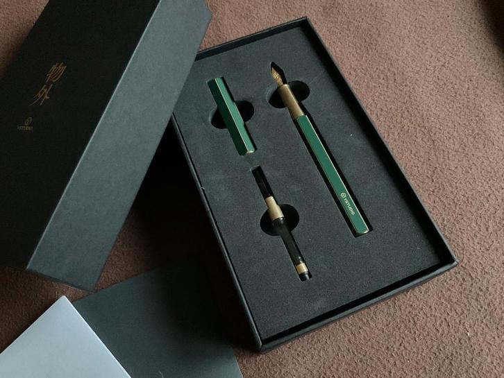 Vulpen Ystudio Classic Serie Revolve Brass Green, Verzamelen, Pennenverzamelingen, Nieuw, Vulpen, Overige merken, Met doosje, Ophalen of Verzenden