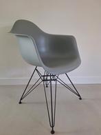 2x vitra eames dar grijs met zwart onderstel in nieuwstaat!, Huis en Inrichting, Stoelen, Ophalen, Zo goed als nieuw, Zwart, Twee