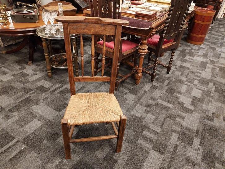 Antieke eiken bidstoel met biezen zitting., Antiek en Kunst, Antiek | Meubels | Stoelen en Banken, Ophalen