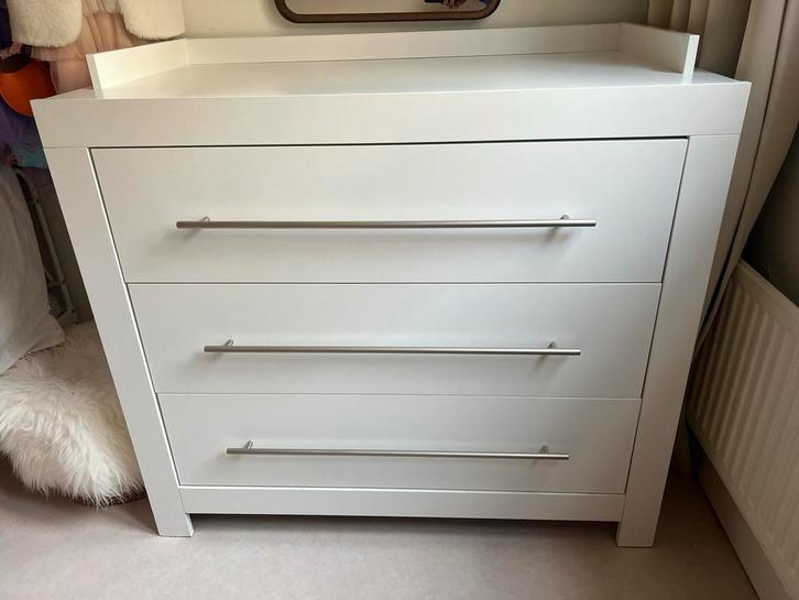 Strakke commode met opstaande rand, Kinderen en Baby's, Kinderkamer | Commodes en Kasten, Gebruikt, Commode, 90 tot 105 cm, 75 tot 100 cm