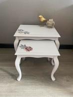Twee schattige side tables paloma bloemen brocante queen ann, Huis en Inrichting, Slaapkamer | Nachtkastjes, Ophalen, Zo goed als nieuw