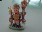 beeldje , jongetje op bankje , met vogelhuisje 13 x 8, Ophalen of Verzenden
