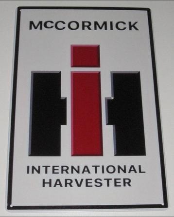 McCORMICK TRACTOR : Metalen Bord Logo McCORMICK  beschikbaar voor biedingen