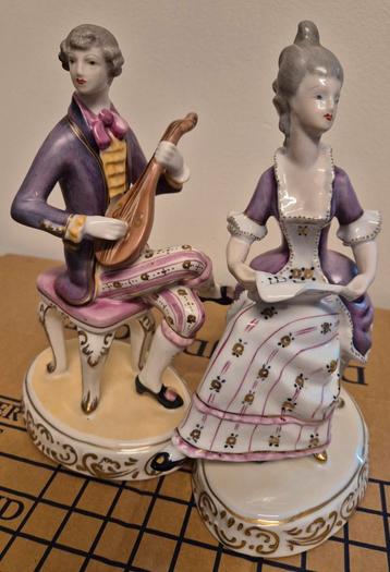 Hollohaza porselein beeld Rococo vrouw, man mandoline beschikbaar voor biedingen