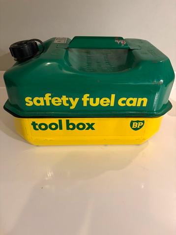 Zeer mooie en ongebruikte vintage BP Fuel can and Tool box beschikbaar voor biedingen