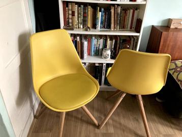 twee vlotte gele kuipstoelen beschikbaar voor biedingen