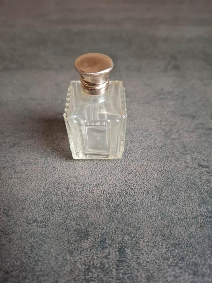 Antiek glazen parfumflesje met zilverkleurig dopje., Antiek en Kunst, Antiek | Glas en Kristal, Ophalen of Verzenden