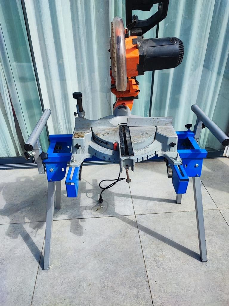 Afkortzaag met verstelbare en uitklapbare poten, Ophalen