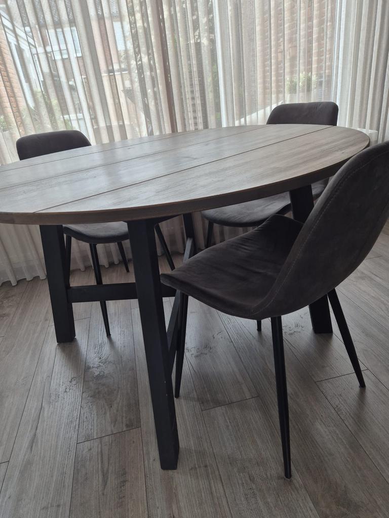 Houten eettafel met 4 stoelen, Gebruikt, Rond, Ophalen of Verzenden, Vier personen
